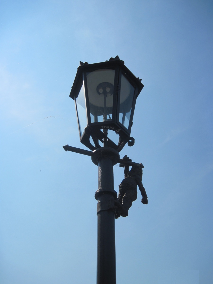 48-Breslavia-Uno dei tanti lampioni(un lampionario accende 103 lampade a gas una per una e poi le spegne all'alba)